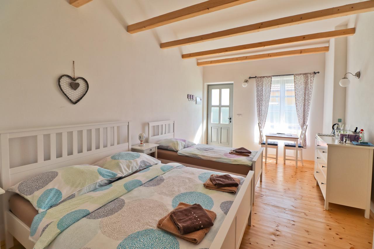 La Bobul Apartments Drnholec المظهر الخارجي الصورة